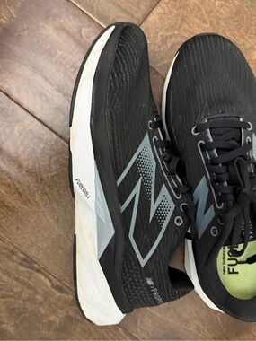 New Balance Men's Black & Light Gray Athletic Running Shoes